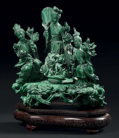 CHINE
Groupe en malachite sculptée de trois...