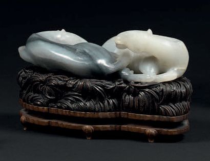 CHINE
Groupe en néphrite céladon et grise...
