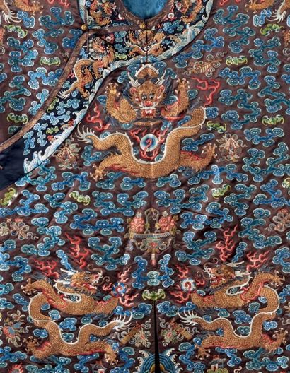 CHINE
Robe dragon d'homme en soie brune à...