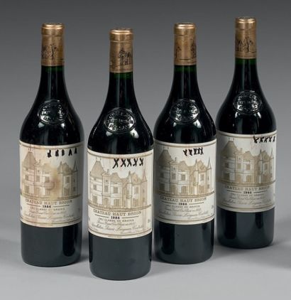 Château HAUT-BRION 4 bouteilles, 1986.
Taches...