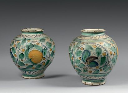SICILE
Paire de vases boules à décor polychrome...