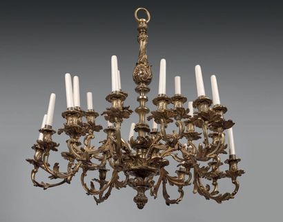 Lustre en bronze doré à 24 lumières disposées...