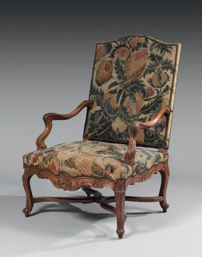 Fauteuil à haut dossier cintré en noyer finement...