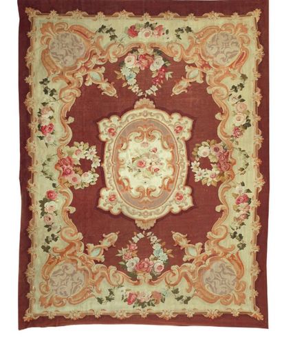 AUBUSSON
Tapis au point ras à fond brique...