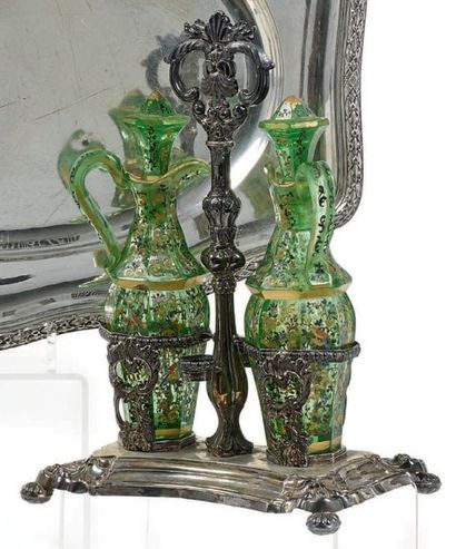 Huilier en argent (800 millièmes) repoussé...