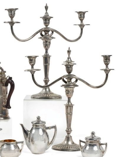 Paire de candélabres à trois lumières en...