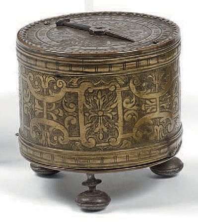 Horloge de table cylindrique en cuivre.
Posant...