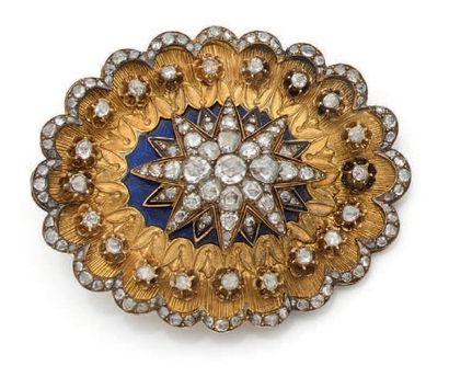 Motif de forme ovale en or jaune (750 millièmes)...