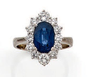 Bague ovale en or gris (750 millièmes), sertie...