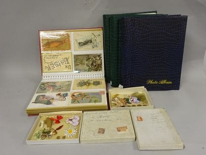 Ensemble de quatre albums de cartes postales...