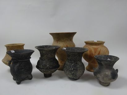 BAN CHIANG

Ensemble de sept vases en terre...