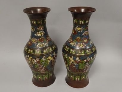 JAPON 

Paire de vases en bronze à décor...