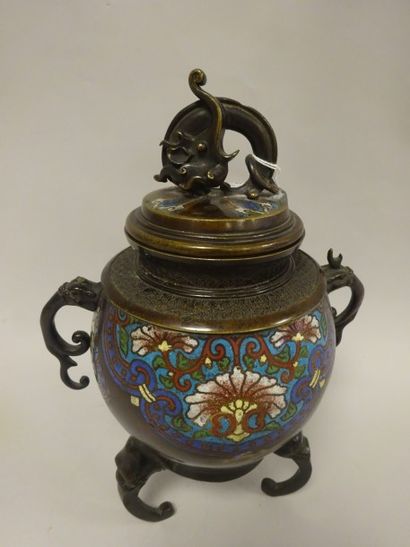 JAPON 

Brûle-parfum en bronze à décor d'émaux...