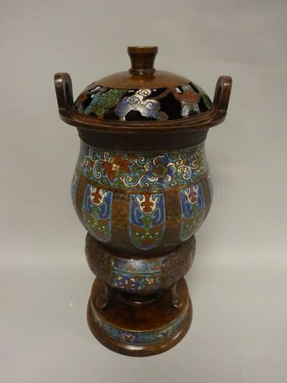 JAPON

Brûle parfum en bronze et émaux polychromes....