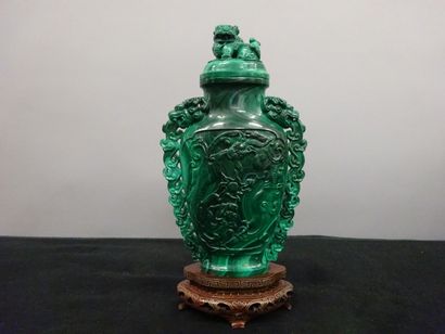 CHINE

Vase en malachite sculptée, couvercle...