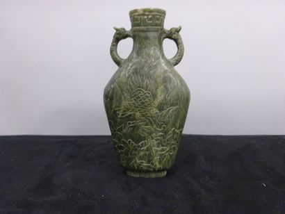 CHINE

Vase balustre à deux anses en serpentine,...