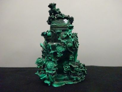 CHINE

Vase couvert en malachite sculpté...