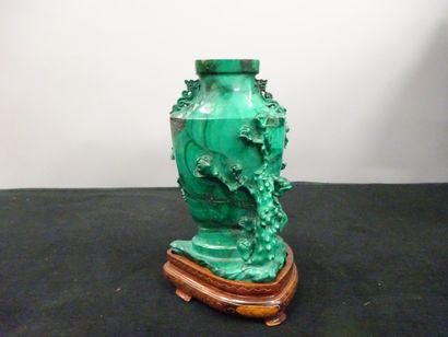 CHINE

Vase en malachite sculptée à décor...