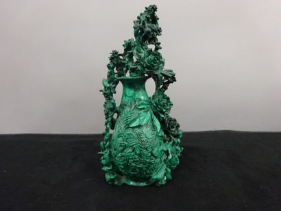 CHINE

Vase en malachite sculptée à décor...
