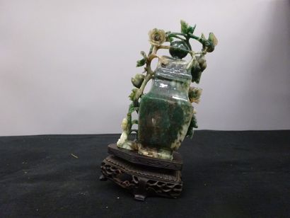 CHINE

Vase couvert en jadéite à décor de...