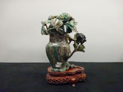 CHINE

Vase couvert en pierre dure veinée...