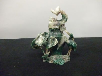 CHINE

Vase couvert en jadéite à décor de...