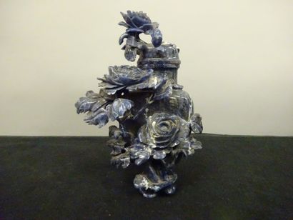 CHINE

Vase couvert en sodalite sculptée...