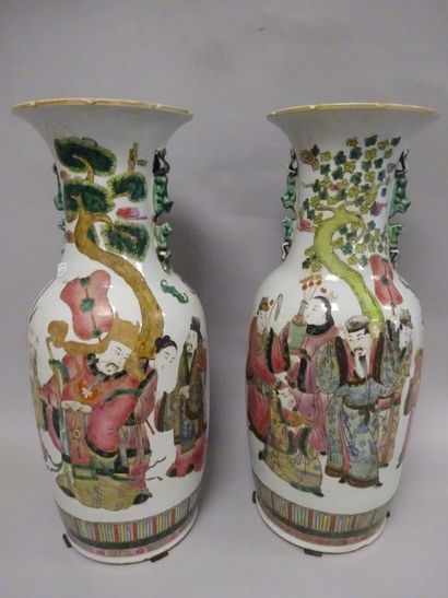 CHINE 

Paire de vases balustre en porcelaine...
