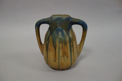 Vase coloquinte à deux anses en grés émaillé...
