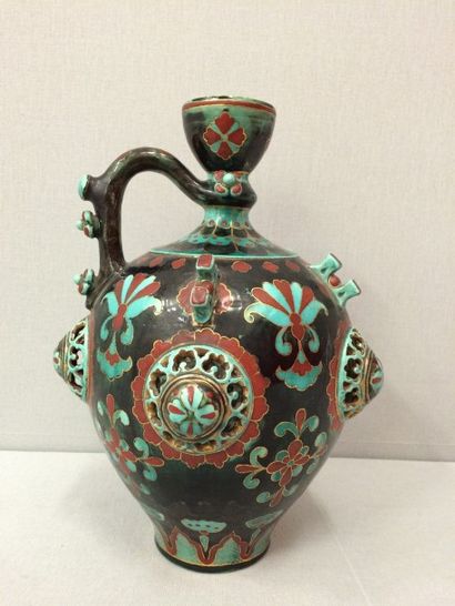 Vase piriforme ansé à col resserré puis évasé,...