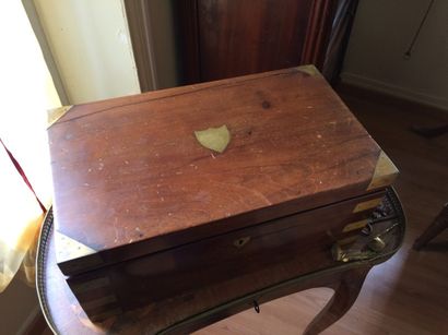 Coffret de voyage formant écritoire

En bois...