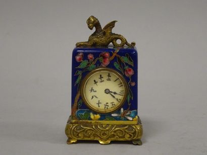 Pendulette dans le goût chinois de forme...