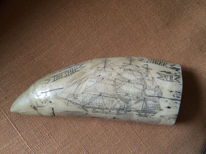 Scrimshaw. 

Dent de cachalot polie et gravée...