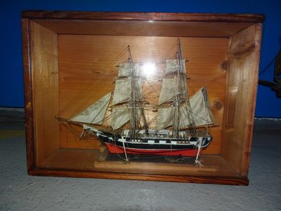 Maquette de voilier armé en bois et tissu,...