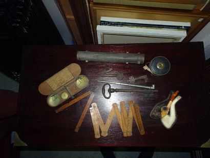 Lot d'objets divers :

- mètres ruban ou...