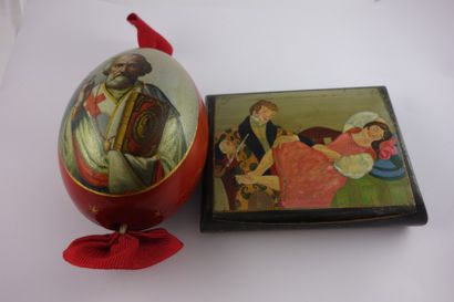 RUSSIE

Lot de deux objets en bois laqué...