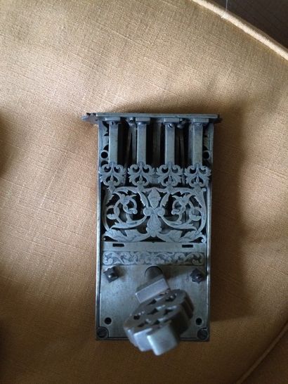 Serrure de coffre et sa clé en fer forgé,...