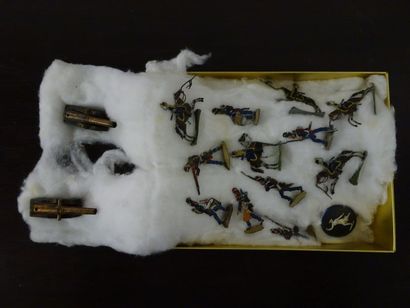 Lot de petits soldats plats en étain polychrome...