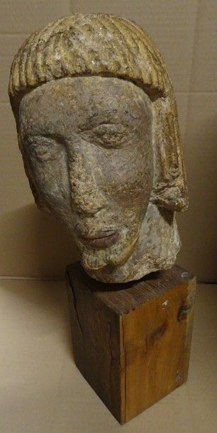 Tête d'homme avec une petite barbe.

Sculpture...