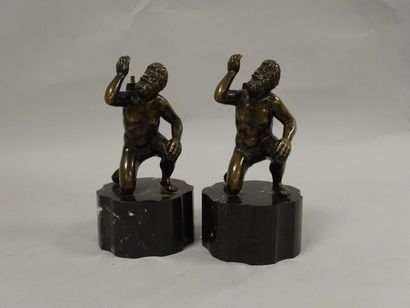 Deux Hercule formant pendant, en bronze à...