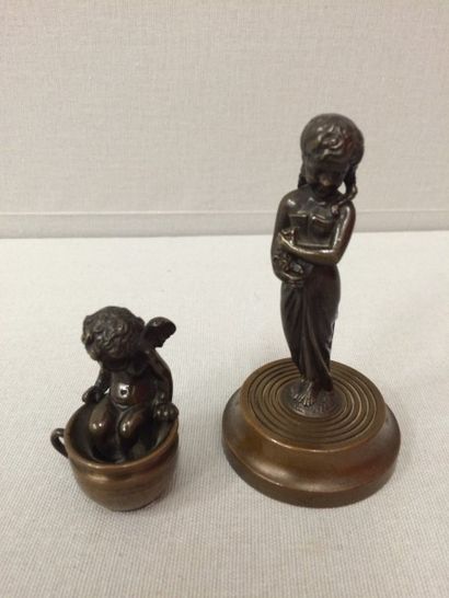 Deux petits sujets en bronze à patine brune...