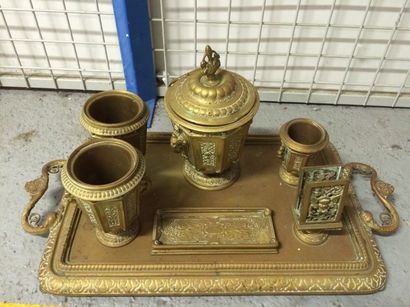 Nécessaire de fumeur en bronze à décor éclectique,...