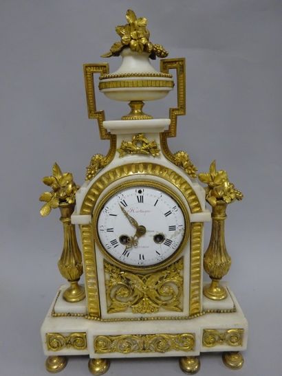 Pendule néoclassique en marbre blanc et ornementation...
