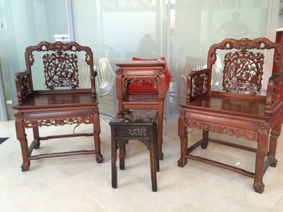 Chine 

Ensemble en bois exotique comprenant:

-...