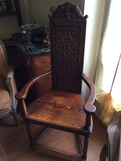Fauteuil caquetoire en noyer, le dossier...