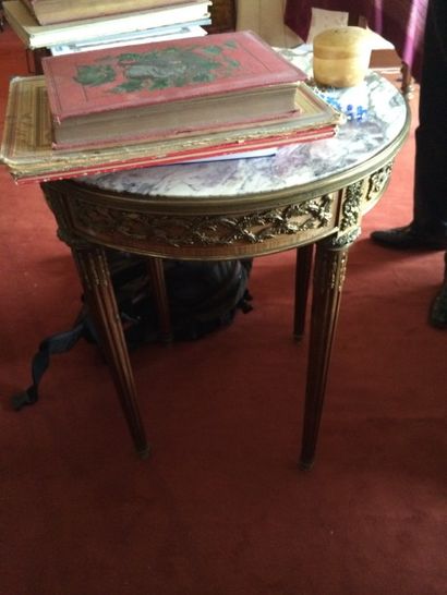 Petite table de salon de forme circulaire,...