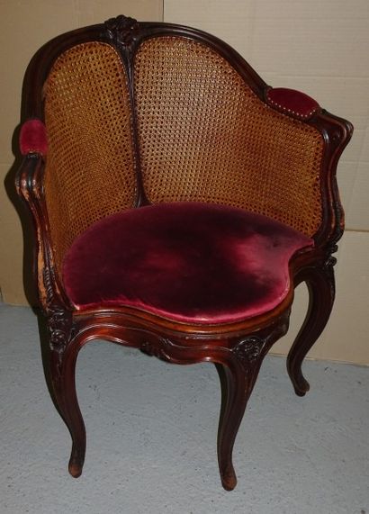 Fauteuil de bureau en noyer mouluré et sculpté...