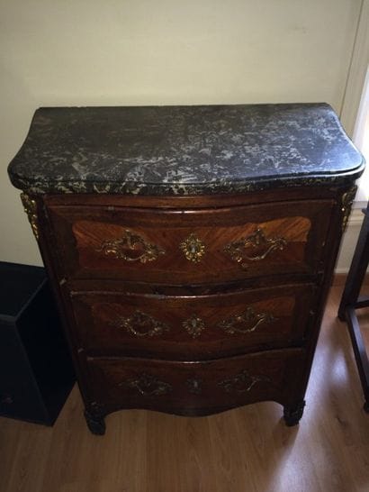 PETITE COMMODE CINTRÉE en bois de placage,...