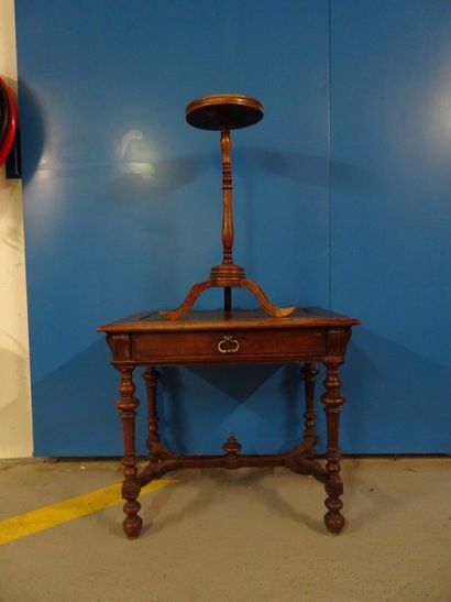 Porte torchère tripode et table en bois fruitier.

Style...