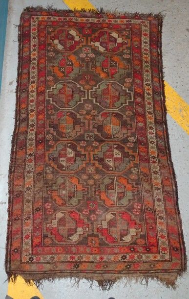 CAUCASE.


Tapis en laine à quatorze motifs...